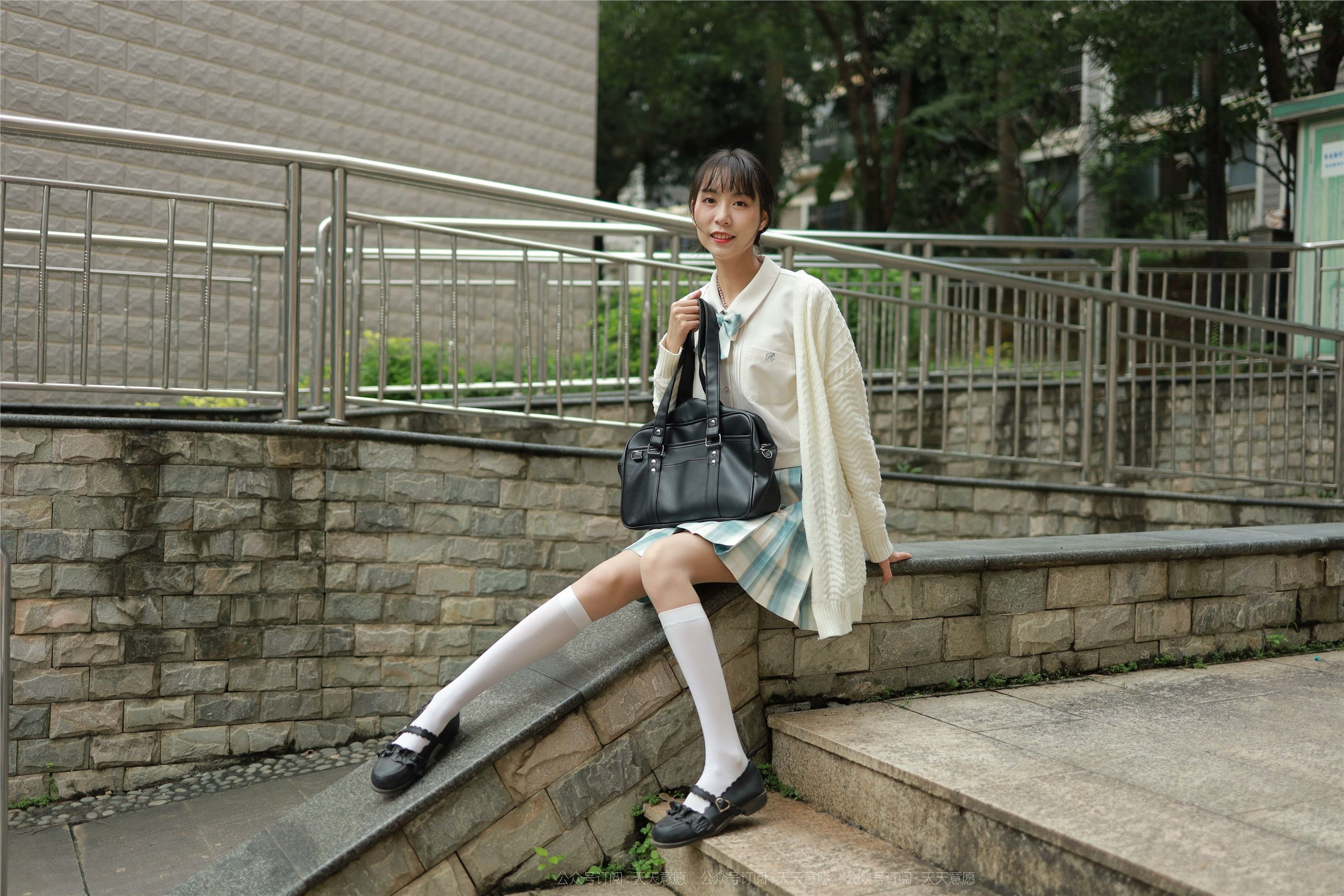 IESS异思趣向  2021.11.02 丝享家963：团团《长腿JK装》